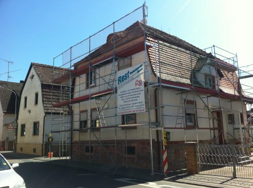 Gerüstbau - Dachsanierung Biberschwanz